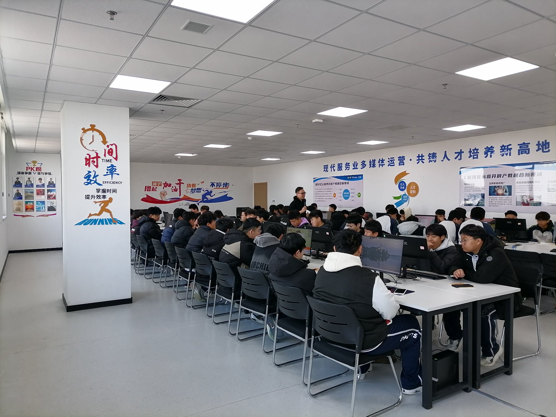 产教融合订单班学生上课场景